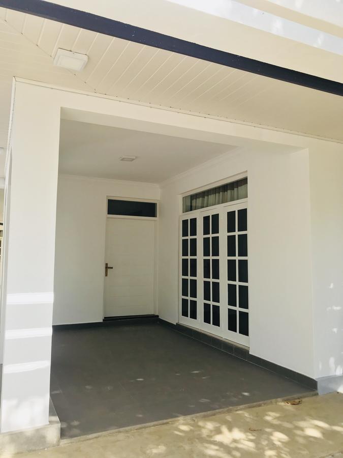 Hotel Royal White Tourist Rest Anuradhapura Esterno foto