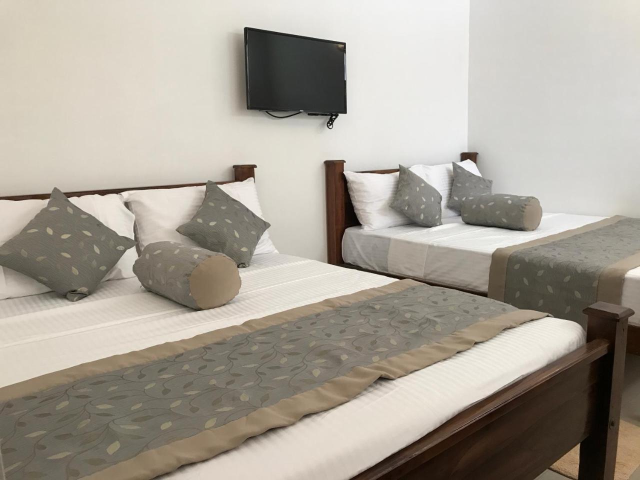 Hotel Royal White Tourist Rest Anuradhapura Esterno foto