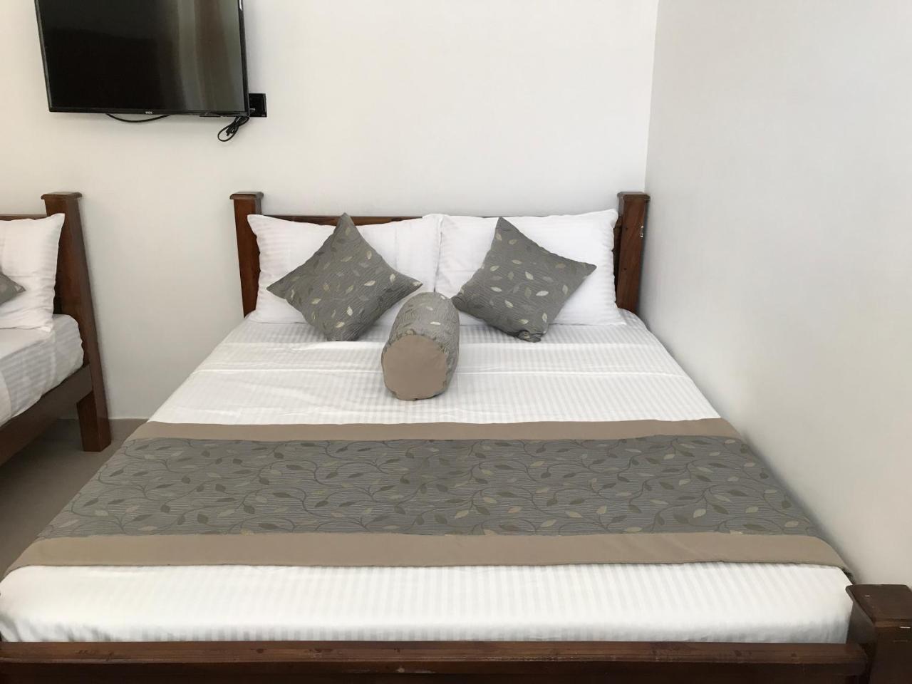 Hotel Royal White Tourist Rest Anuradhapura Esterno foto