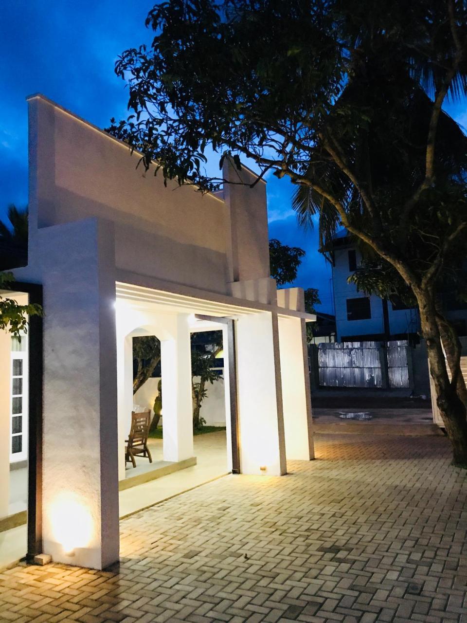 Hotel Royal White Tourist Rest Anuradhapura Esterno foto