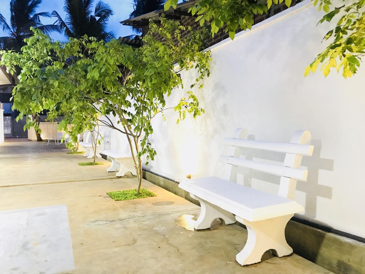 Hotel Royal White Tourist Rest Anuradhapura Esterno foto