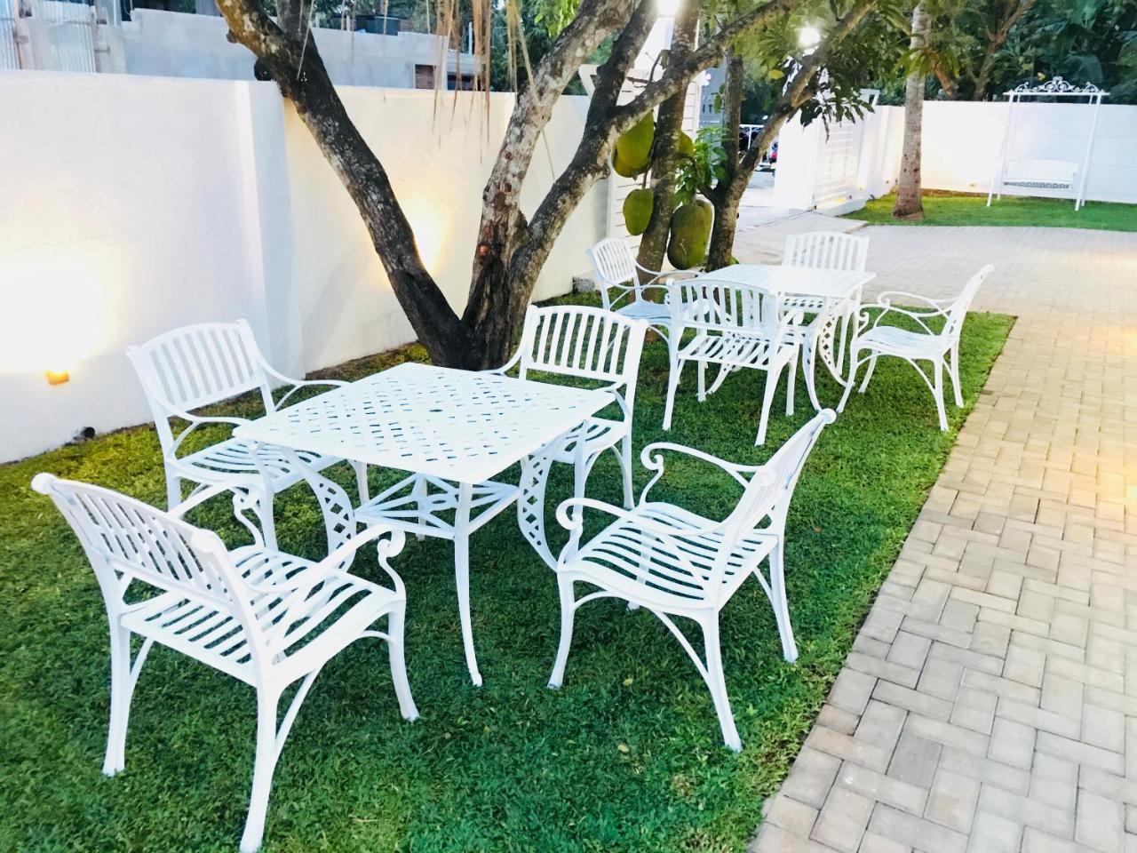 Hotel Royal White Tourist Rest Anuradhapura Esterno foto