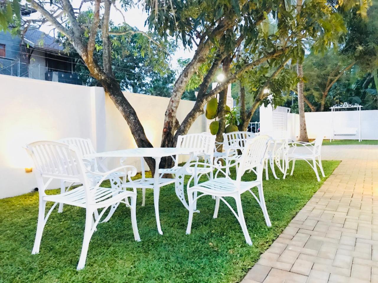 Hotel Royal White Tourist Rest Anuradhapura Esterno foto