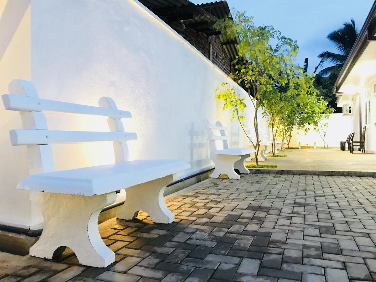 Hotel Royal White Tourist Rest Anuradhapura Esterno foto