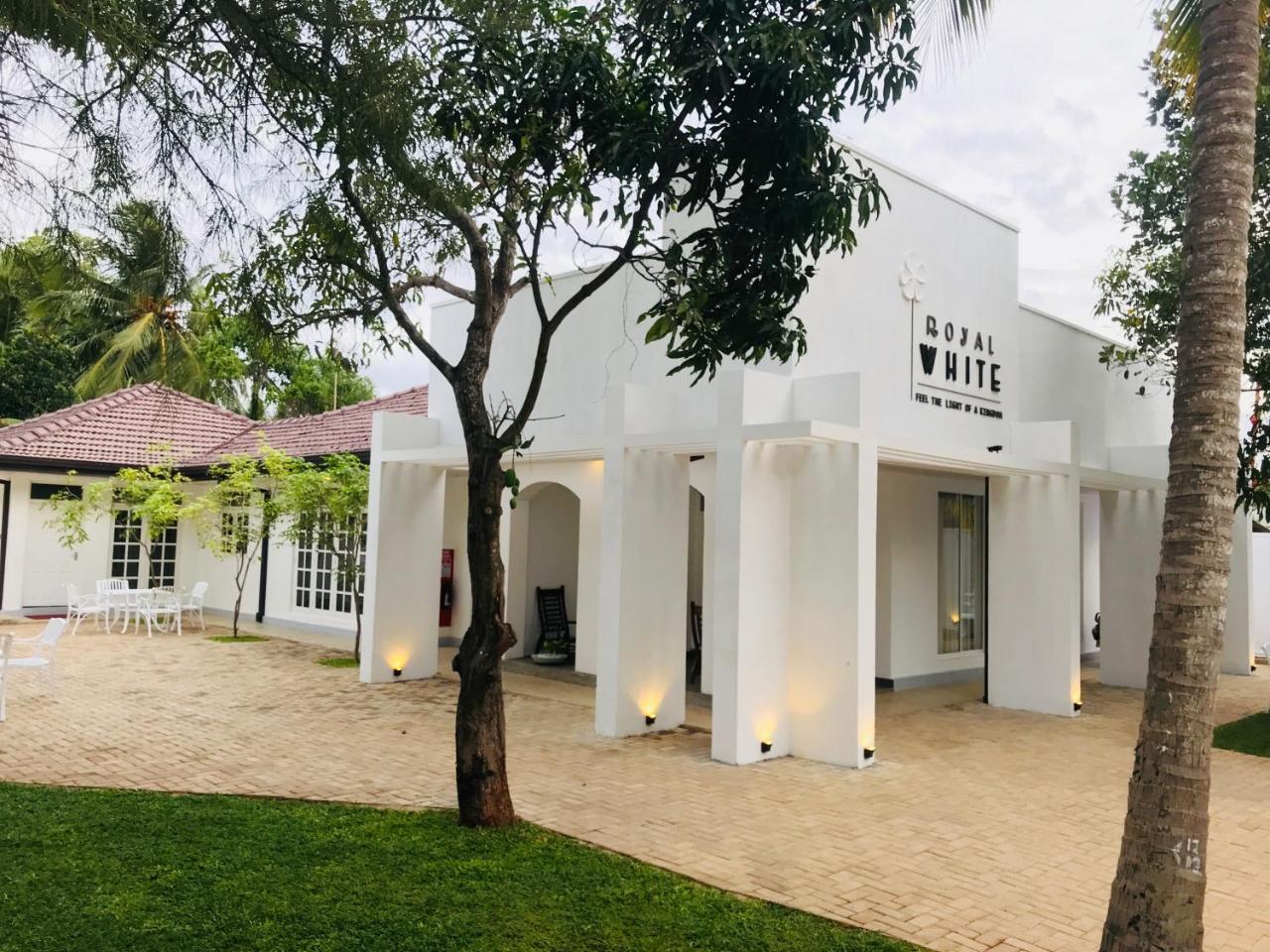 Hotel Royal White Tourist Rest Anuradhapura Esterno foto